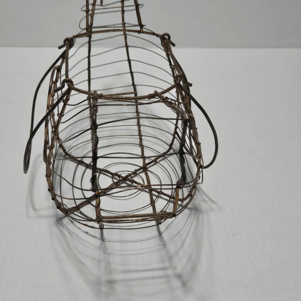 Chicken basket, copper colored wire egg basket egg collecting, like a chicken